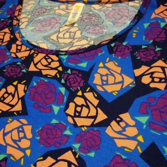 Lularoe Geometric Roses Classic T - Picture 2 of 2